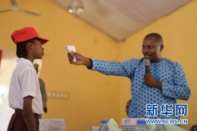 中资企业为尼日利亚高中捐赠卫生用品(图)_新闻频道_中国青年网